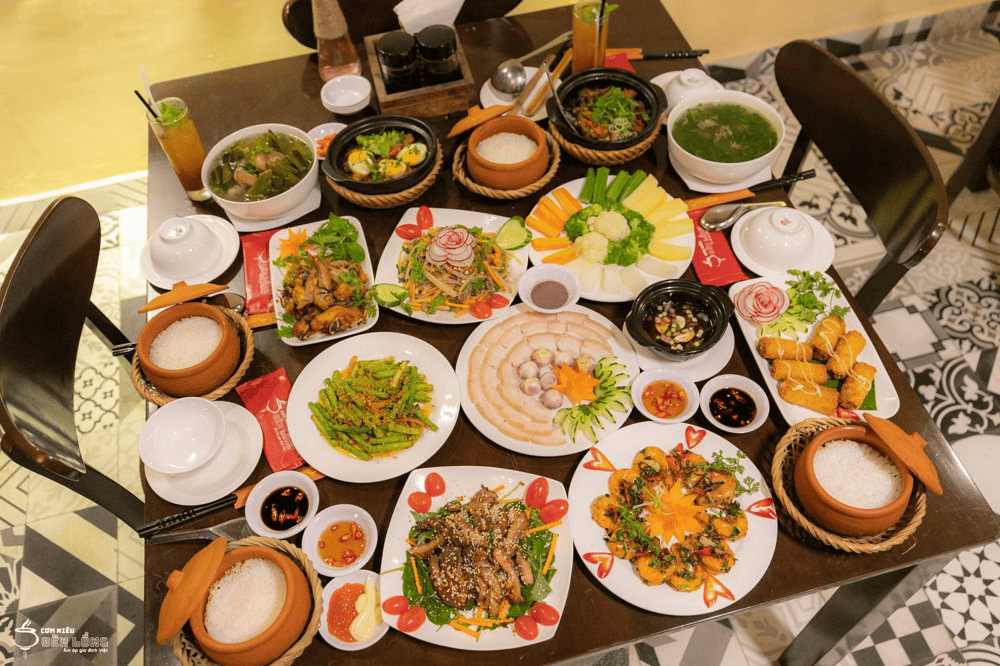 C&aacute;c m&oacute;n ăn được chế biến từ nguy&ecirc;n liệu tươi ngon, mang lại cảm gi&aacute;c ngon miệng cho thực kh&aacute;ch (Nguồn: Fanpage Cơm Ni&ecirc;u Đ&egrave;n Lồng Đ&agrave; Lạt)